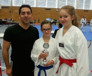 Sandra Tolamtschew und Chiara Paprotny mit Trainer Aydin Ates